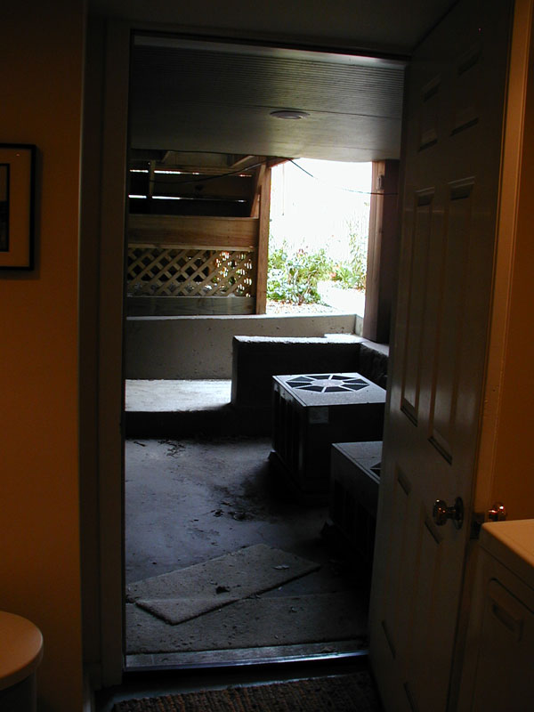 05_basement_01_outside_door