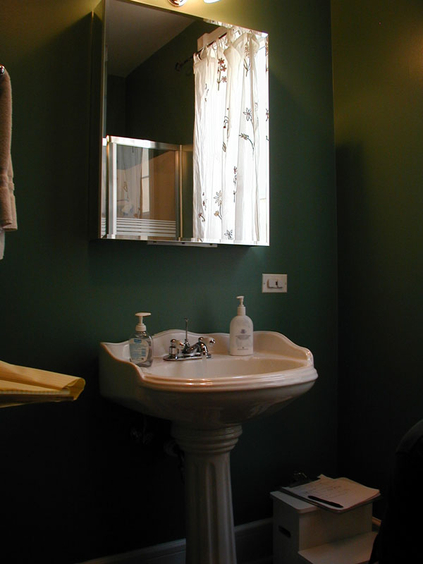 06_first_floor_bath_02